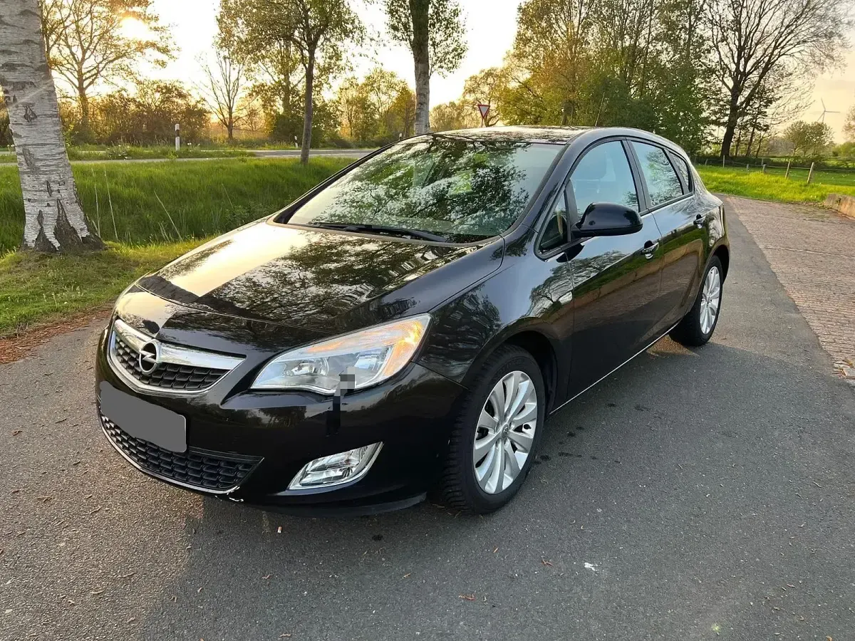 Usata Opel Astra 87 CV (63 kW) 2011 Nero Utilitaria