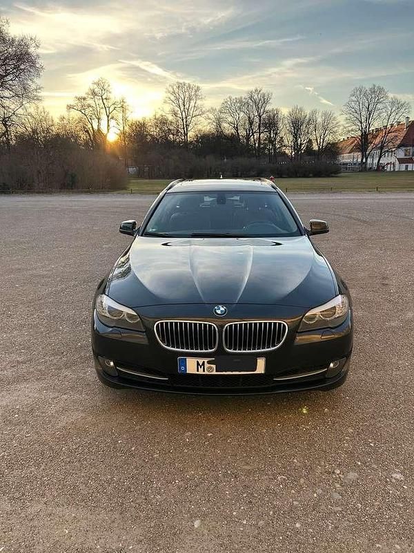 Gebraucht BMW 530 Sport Line 258 PS (189 kW) 2011 Grau Kombi
