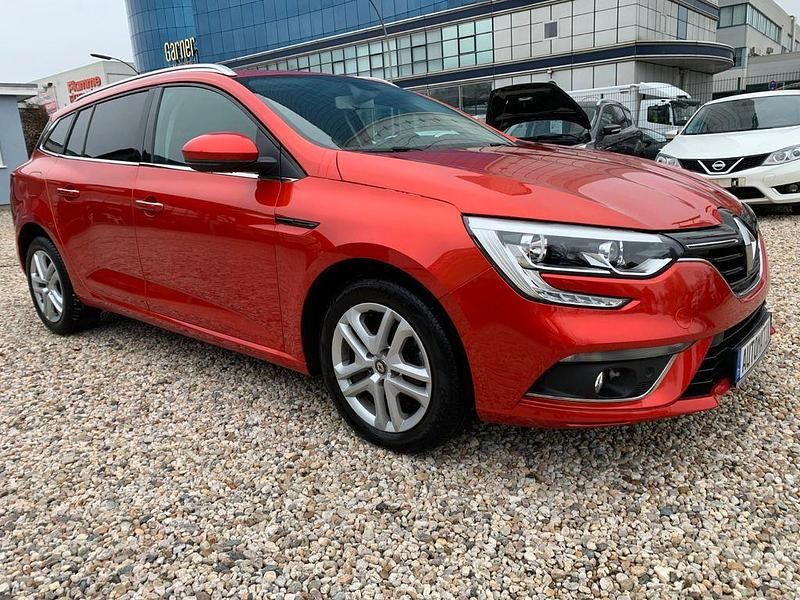 Rot Gebraucht 2019 Renault Mégane IV Business Limousine | 13.999 € (Guter Preis) - Bild 1/4