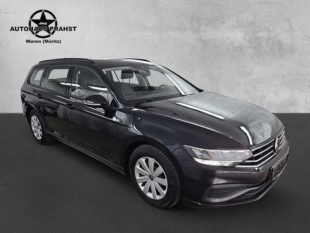 Deep black perleffekt (metallic) Gebraucht 2022 VW Passat Kombi | 19.990 € (Superpreis) - Bild 1/3