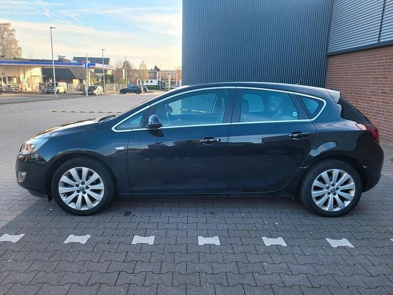 Gebraucht Opel Astra 140 PS (102 kW) 2010 Schwarz Limousine