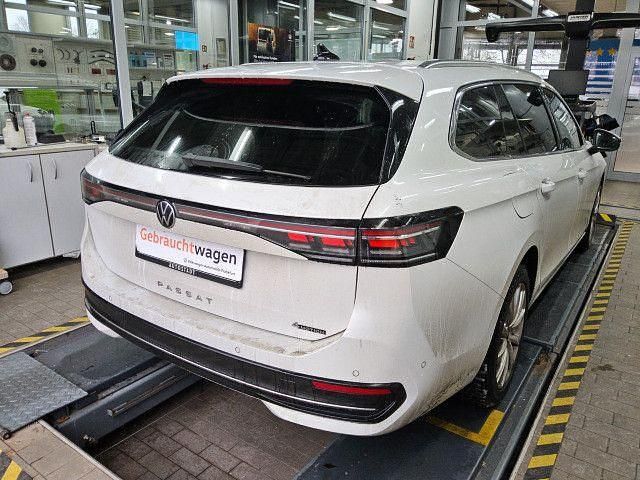 Gebraucht VW Passat Elegance 193 PS (141 kW) 2024 0r oryxweiß perlmutteffekt (metallic) Kombi