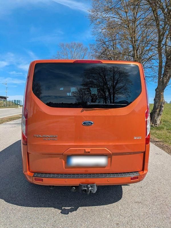 Gebraucht Ford Tourneo Titanium 150 PS (110 kW) 2023 Orange Van / Kleinbus