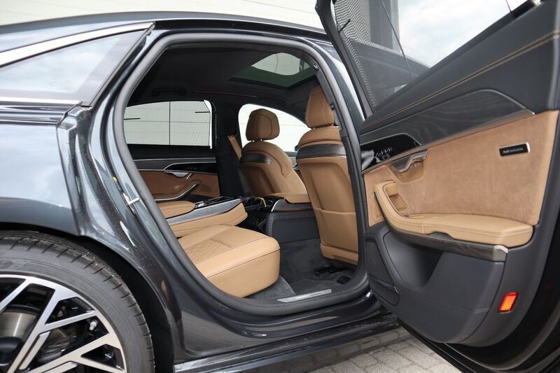 Grau Gebraucht 2024 Audi A8 Exclusive Limousine | 87.000 € (Etwas zu teuer) - Bild 1/4