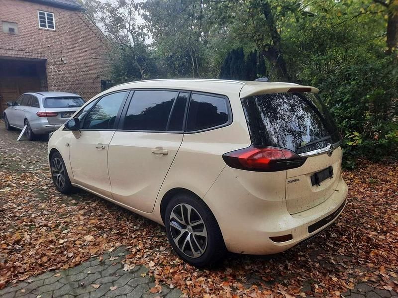 Gebraucht Opel Zafira 131 PS (96 kW) 2019 Hellelfenbein Van / Kleinbus