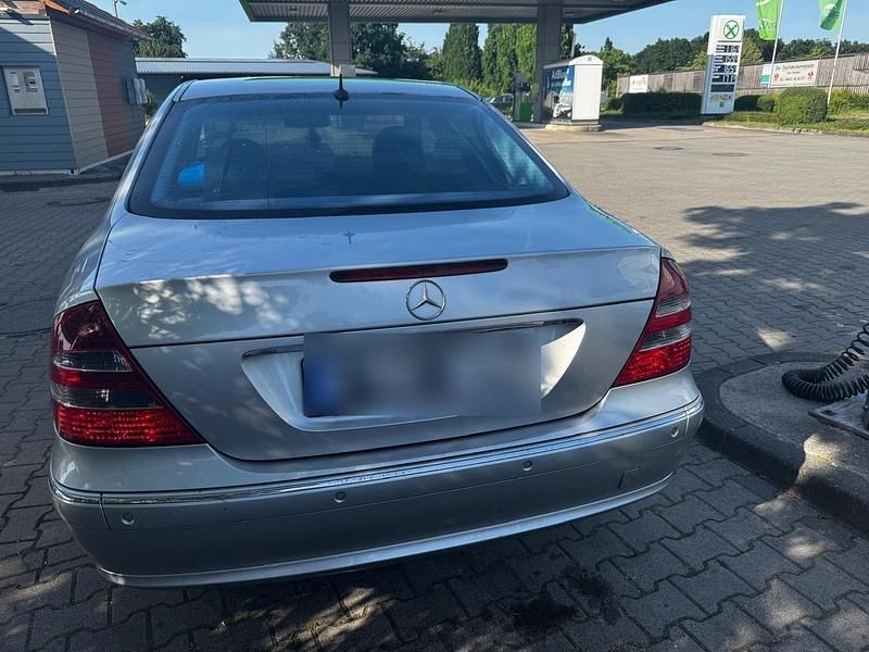 Usata Mercedes E320 204 CV (150 kW) 2005 Grigio Berlina