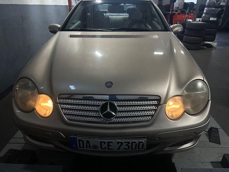 Gebraucht Mercedes C180 143 PS (105 kW) 2005 Gold Coupé