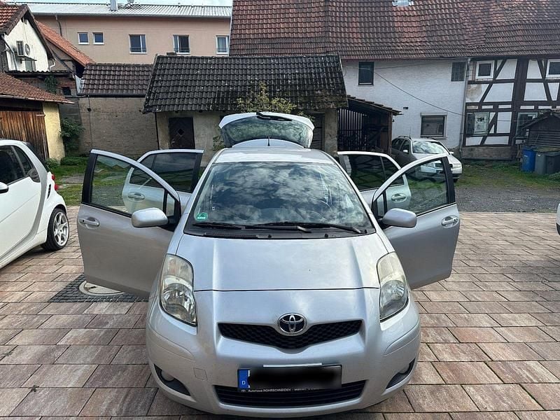 Grau Gebraucht 2011 Toyota Yaris Kleinwagen | 5.200 € (Fairer Preis) - Bild 1/4