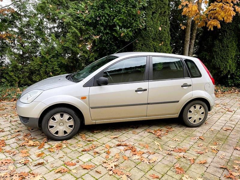 Silber Gebraucht 2004 Ford Fiesta Kleinwagen | 400 € (Superpreis) - Bild 1/4