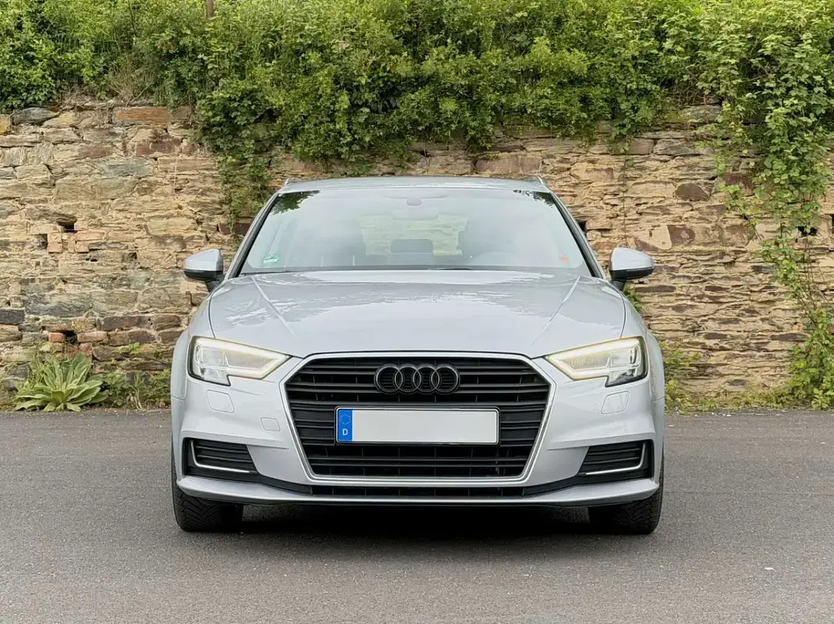 Gebraucht Audi A3 Sportback Design 116 PS (85 kW) 2017 Grau Kleinwagen