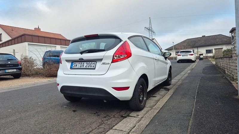 Gebraucht Ford Fiesta Titanium 97 PS (71 kW) 2011 Weiß Kleinwagen