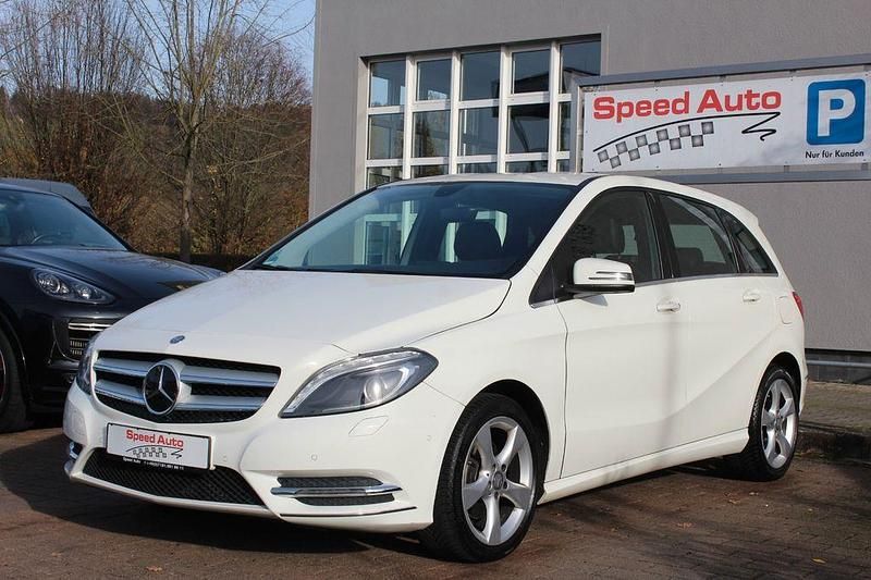 Weiß Gebraucht 2014 Mercedes B200 Sport Van / Kleinbus | 14.490 € (Etwas zu teuer) - Bild 1/4