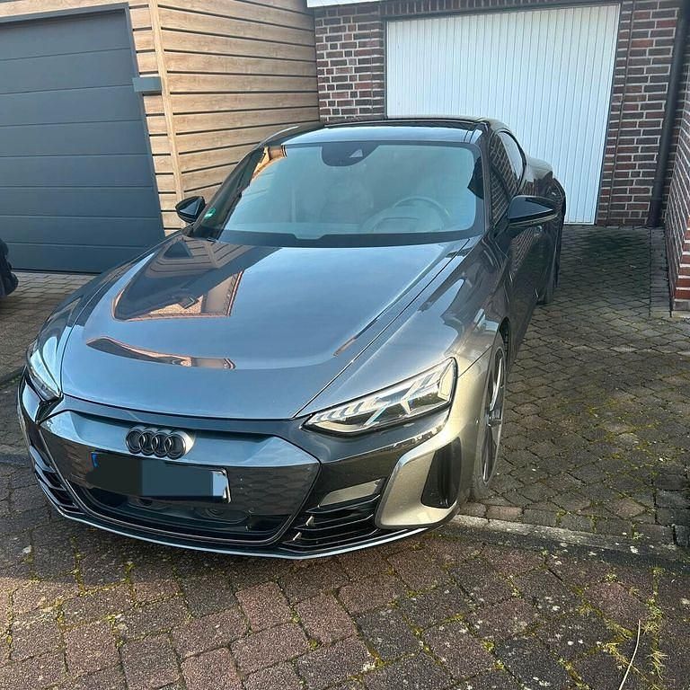 Grau Gebraucht 2022 Audi e-tron GT quattro Ambiente Limousine | 49.900 € - Bild 1/4