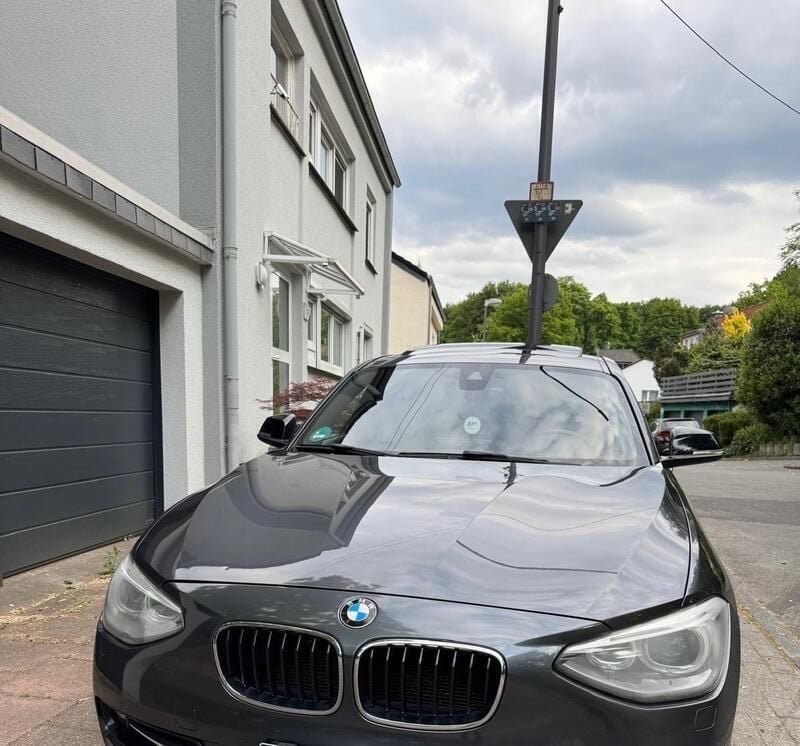 Grau Gebraucht 2012 BMW 120 Sport Line Kleinwagen | 6.399 € (Superpreis) - Bild 1/4