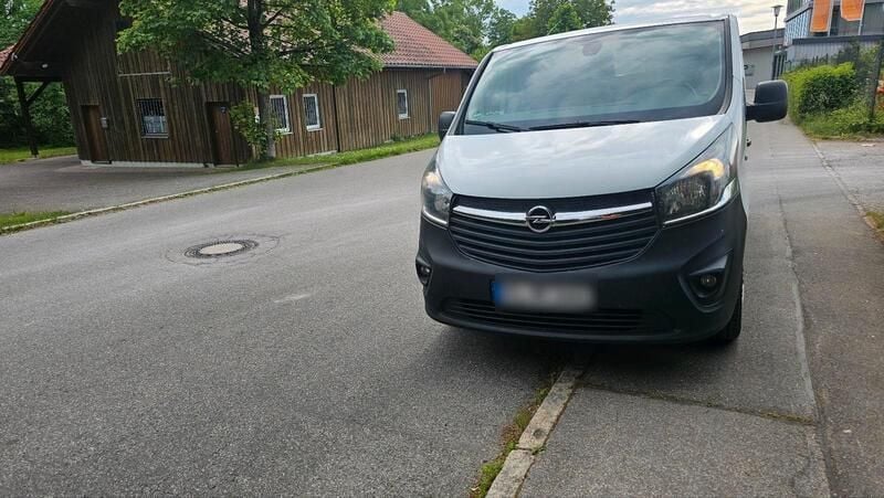 Weiß Gebraucht 2018 Opel Vivaro Van | 6.599 € (Etwas zu teuer) - Bild 1/4