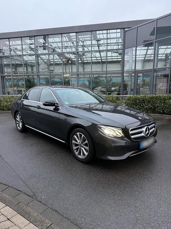 Gebraucht Mercedes E220 194 PS (142 kW) 2018 Schwarz Limousine