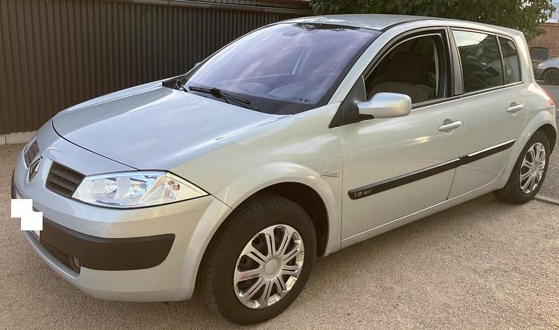 Silber Gebraucht 2003 Renault Mégane II Limousine | 1.250 € (Guter Preis) - Bild 1/4
