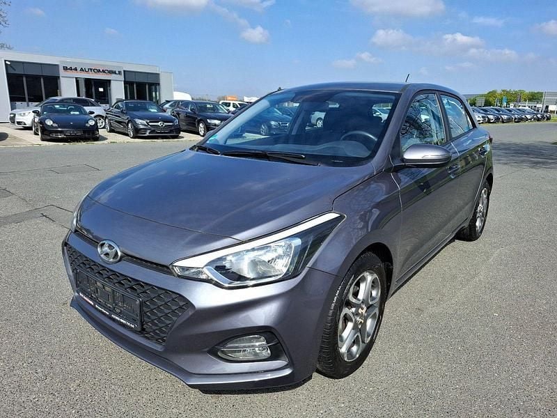Gebraucht Hyundai i20 Trend 84 PS (61 kW) 2018 Grau Kleinwagen