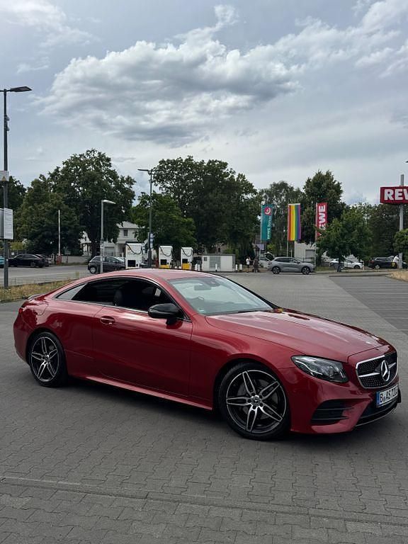 Rot Gebraucht 2019 Mercedes E220 Coupé | 34.300 € (Fairer Preis) - Bild 1/4