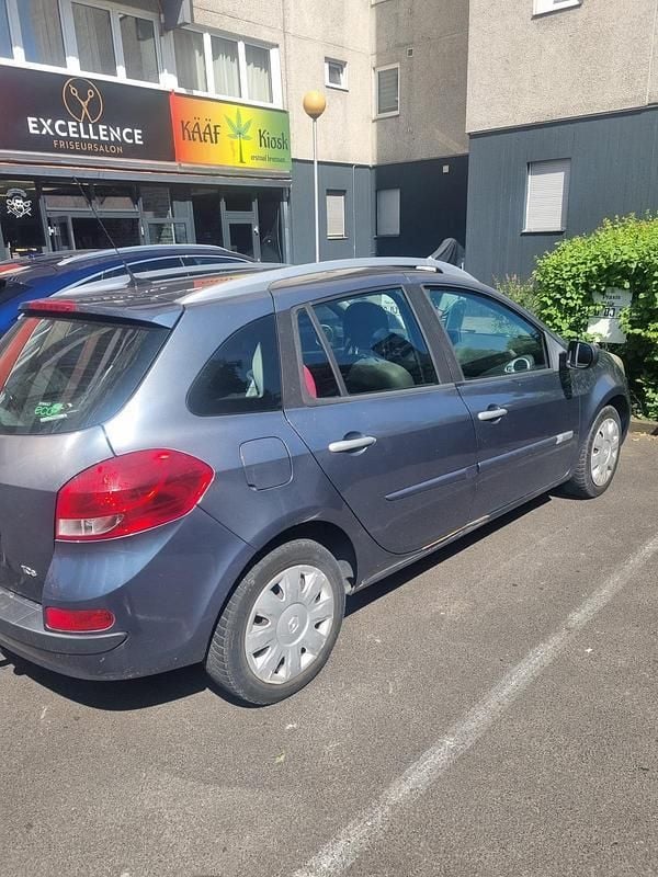 Grau Gebraucht 2011 Renault Clio GrandTour Kombi | 2.100 € - Bild 1/4