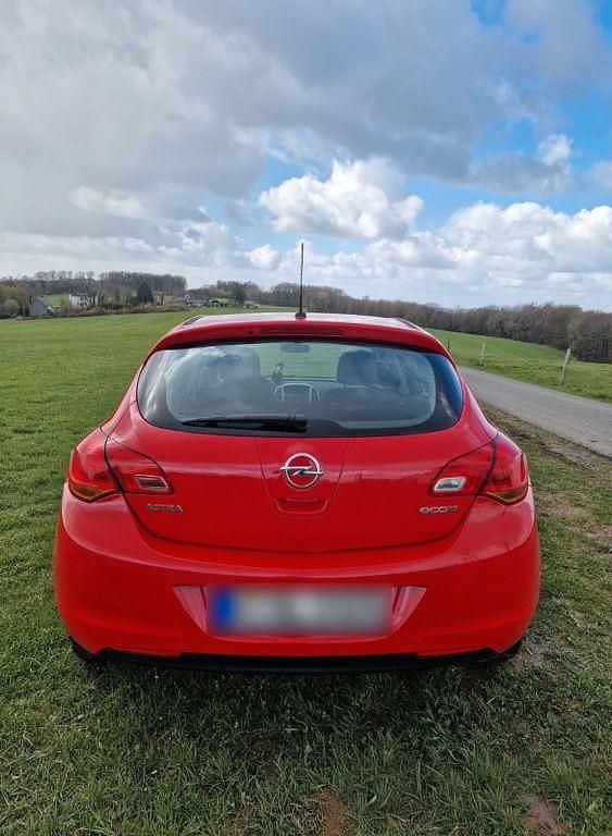 Gebraucht Opel Astra Edition 87 PS (63 kW) 2012 Rot Limousine