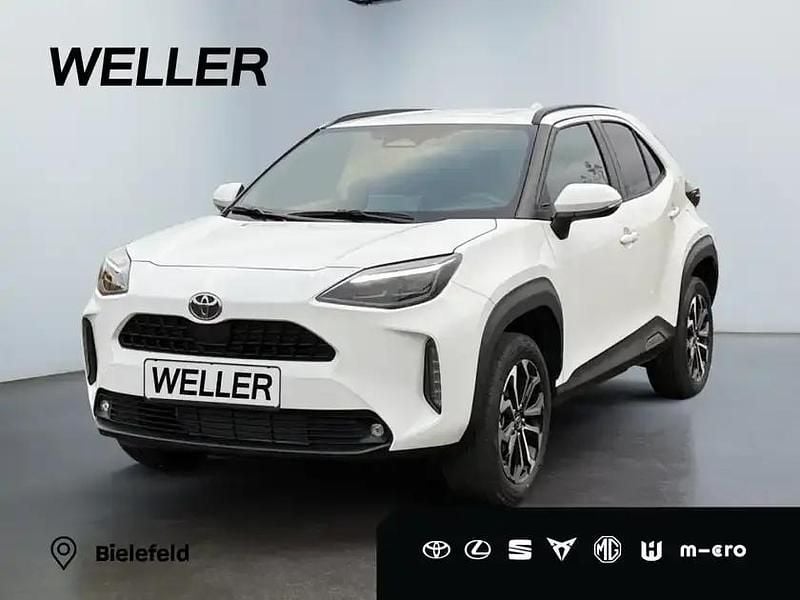 Schneeweiß Gebraucht 2024 Toyota Yaris Cross Team SUV | 26.480 € (Guter Preis) - Bild 1/3