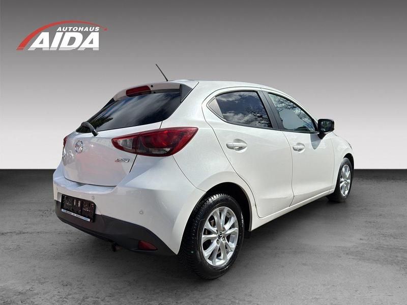 Używany Mazda 2 Exclusive 90 KM (66 kW) 2015 Biały Sedan/Limuzyna
