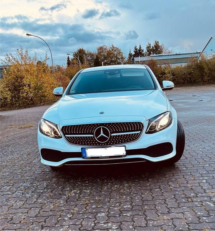 Weiß Gebraucht 2019 Mercedes E300 Avantgarde Limousine | 26.000 € (Superpreis) - Bild 1/4