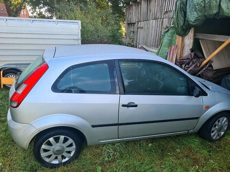 Gebraucht Ford Fiesta 80 PS (58 kW) 2004 Silber Kleinwagen