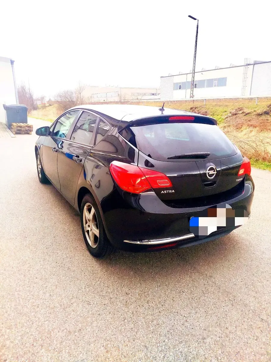 Gebraucht Opel Astra 140 PS (102 kW) 2014 Schwarz Limousine