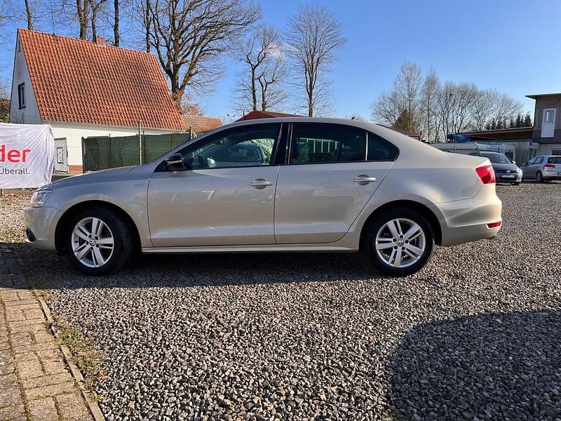 Używany VW Jetta 122 KM (89 kW) 2013 Beżowy Sedan/Limuzyna