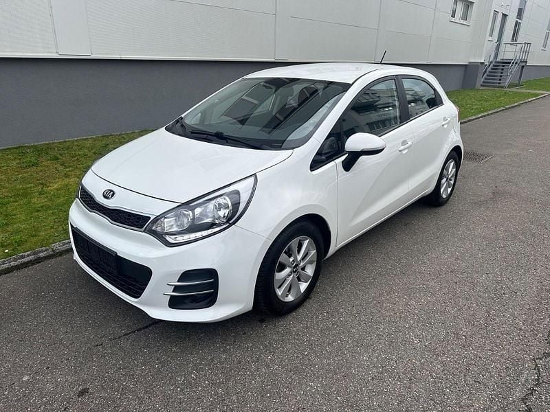 Weiß Gebraucht 2016 Kia Rio Attract Kleinwagen | 7.800 € (Fairer Preis) - Bild 1/4
