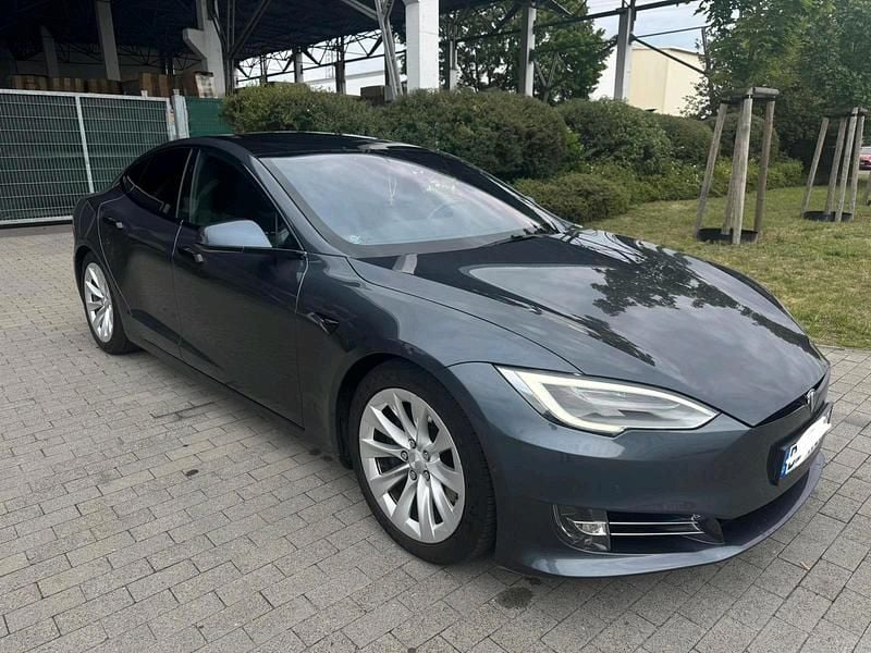 Grau Gebraucht 2020 Tesla Model S Limousine | 33.800 € (Teuer) - Bild 1/4