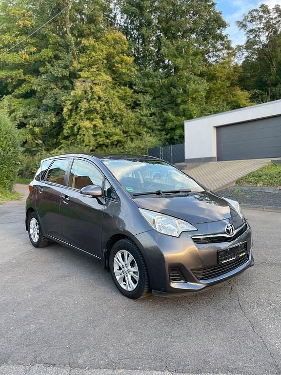 Grau Gebraucht 2012 Toyota Verso-S Van / Kleinbus | 5.099 € (Fairer Preis) - Bild 1/4