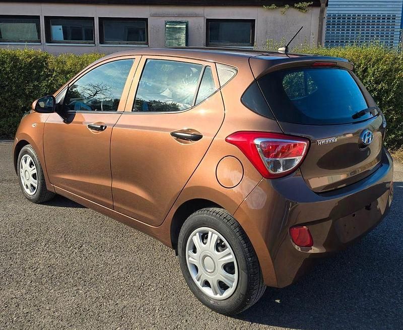 Braun Gebraucht 2015 Hyundai i10 Trend Kleinwagen | 6.999 € (Fairer Preis) - Bild 1/4