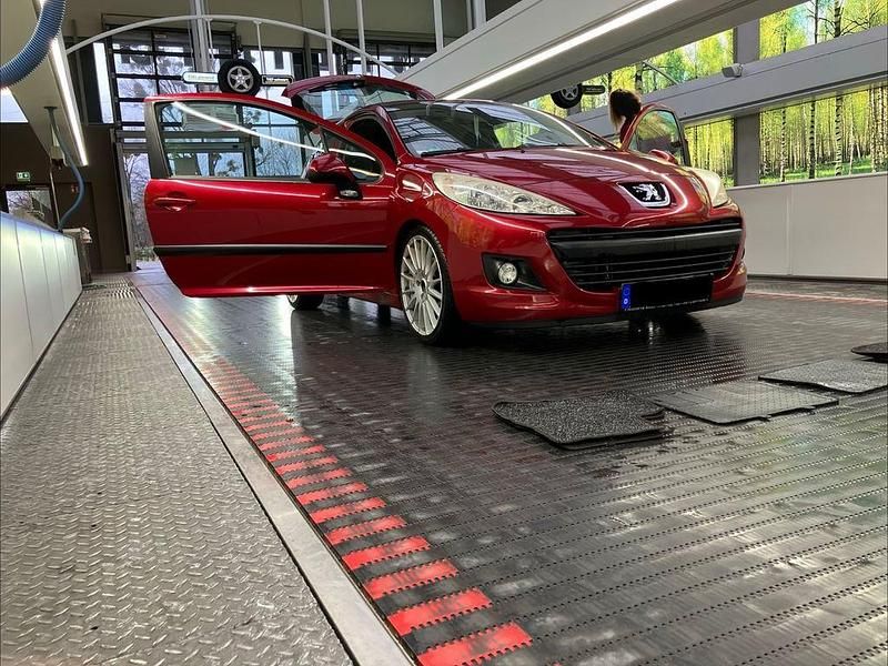 Gebraucht Peugeot 207 Tendance 95 PS (69 kW) 2010 Rot Limousine