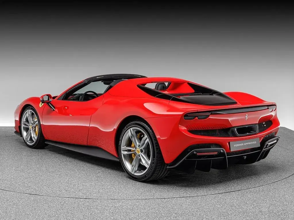 Gebraucht Ferrari 296 825 PS (606 kW) 2023 Rosso scuderia Cabrio