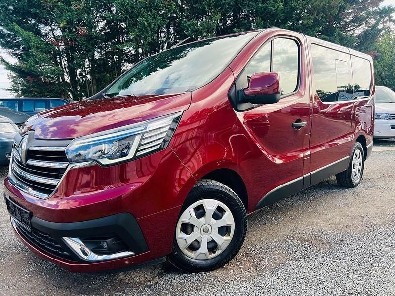 Karminrot Gebraucht 2022 Renault Trafic Life Van | 25.990 € (Teuer) - Bild 1/4