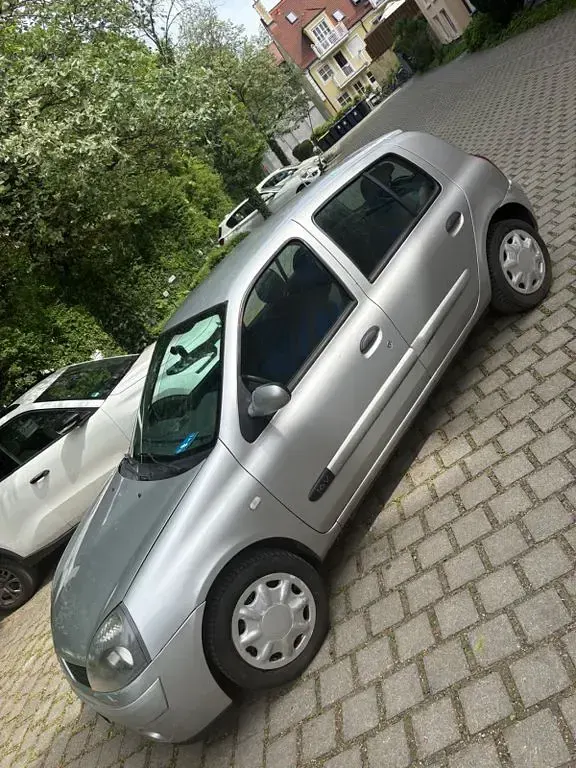 Używany Renault Clio II 75 KM (55 kW) 2006 Srebrny Sedan/Limuzyna
