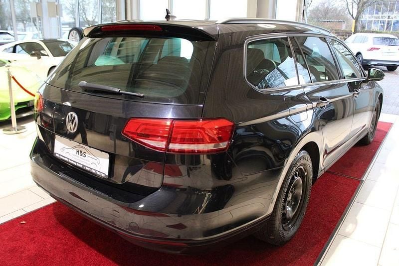 Gebraucht VW Passat Trendline 120 PS (88 kW) 2016 Deep black perleffekt Kombi
