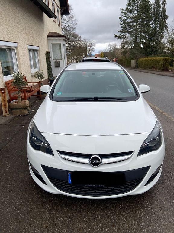 Gebraucht Opel Astra Edition 140 PS (102 kW) 2014 Weiß Kombi