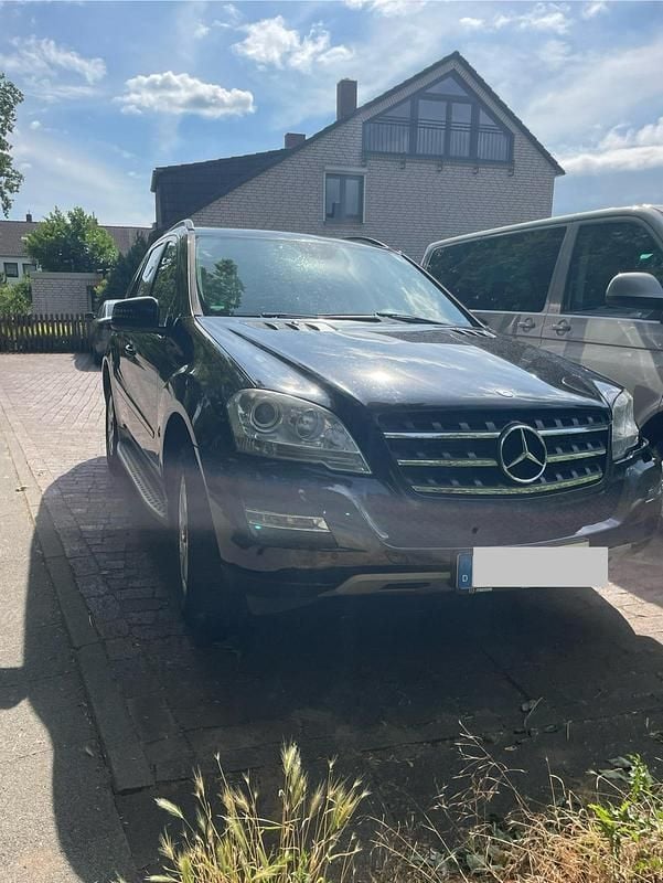 Schwarz Gebraucht 2011 Mercedes ML350 SUV | 13.000 € (Guter Preis) - Bild 1/4
