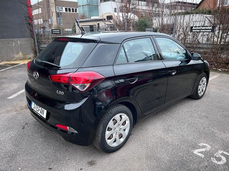 Gebraucht Hyundai i20 GO! 75 PS (55 kW) 2017 Schwarz Kleinwagen