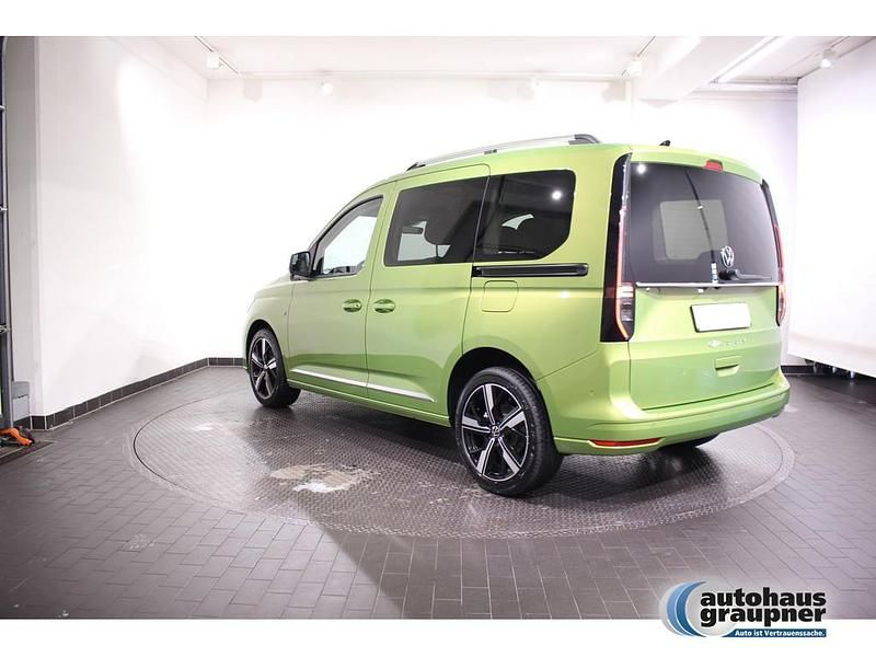 Gebraucht VW Caddy Style 116 PS (85 kW) 2022 Grün / golden green Van / Kleinbus