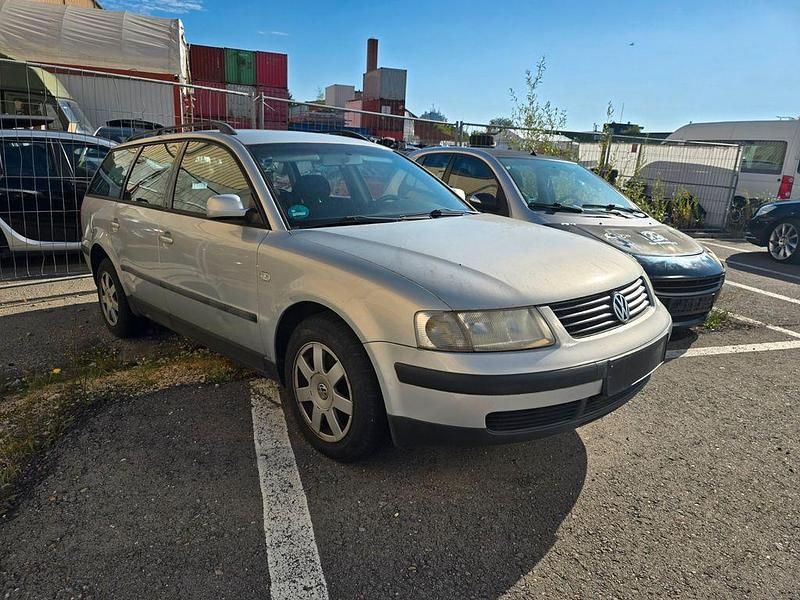 Silber Gebraucht 2000 VW Passat Comfortline Kombi | 890 € (Guter Preis) - Bild 1/4