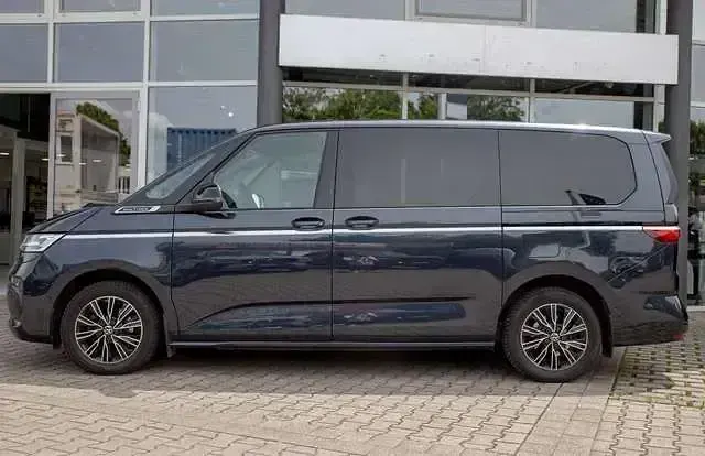 Gebraucht VW Multivan Style 150 PS (110 kW) 2023 Starlight blue metallic (metallic) Van / Kleinbus