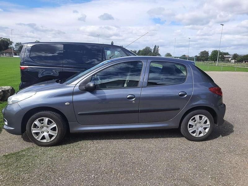 Silber Gebraucht 2010 Peugeot 206+ Kleinwagen | 2.499 € (Guter Preis) - Bild 1/4