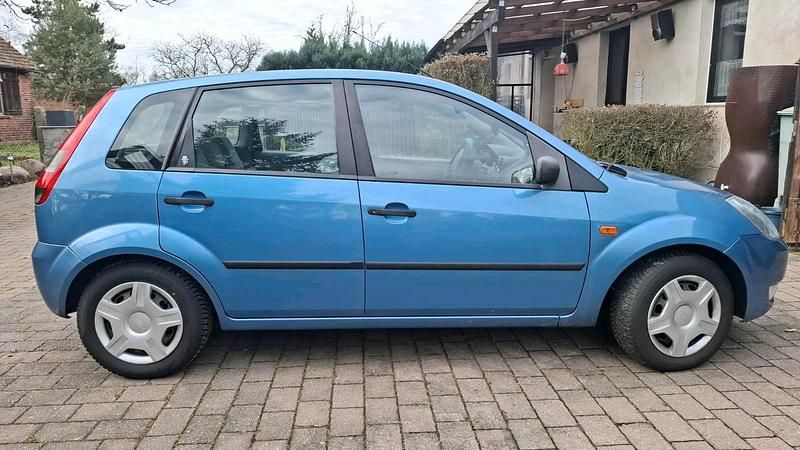 Gebraucht Ford Fiesta 80 PS (58 kW) 2003 Blau Kleinwagen