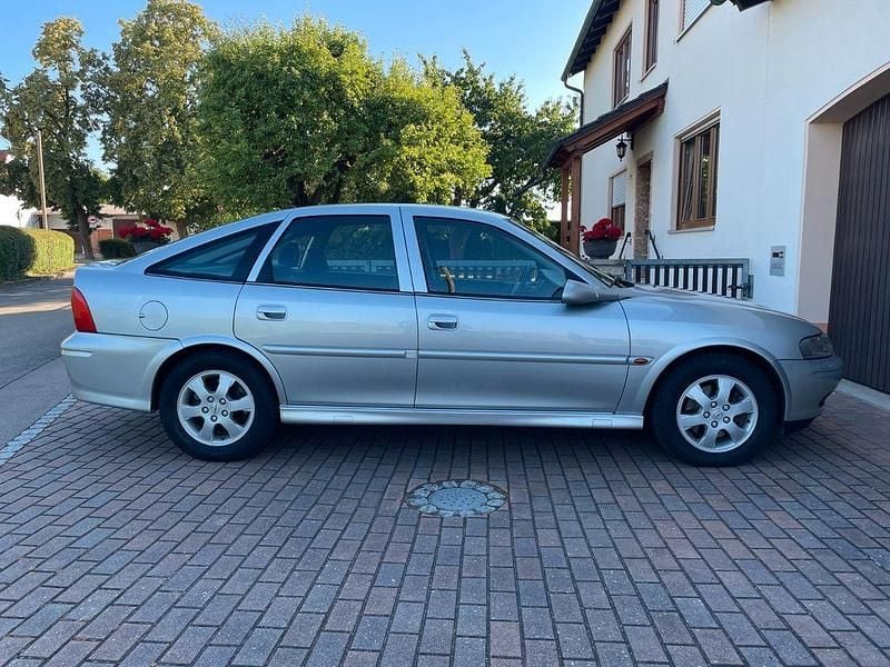 Silber Gebraucht 2001 Opel Vectra Sport Limousine | 3.999 € (Etwas zu teuer) - Bild 1/4