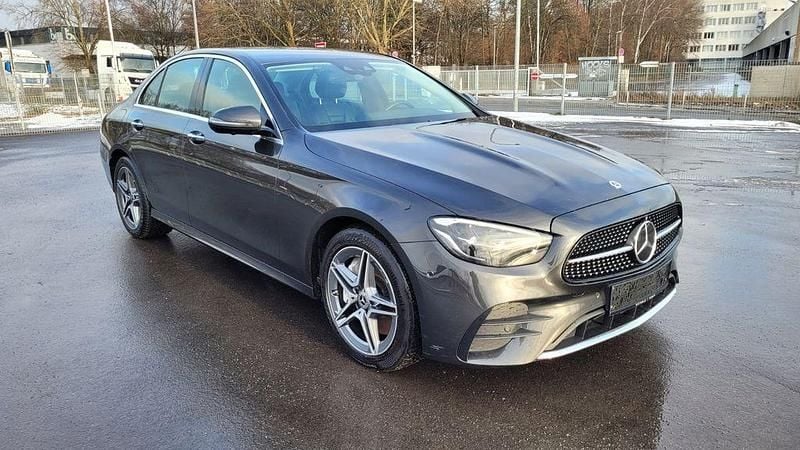 Grau Gebraucht 2022 Mercedes E400 AMG line Limousine | 37.900 € (Guter Preis) - Bild 1/4